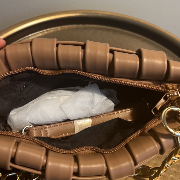 Pretty Little Things Tan Oversized Weave Gold Chain bag NWT - Picture 3 of 5